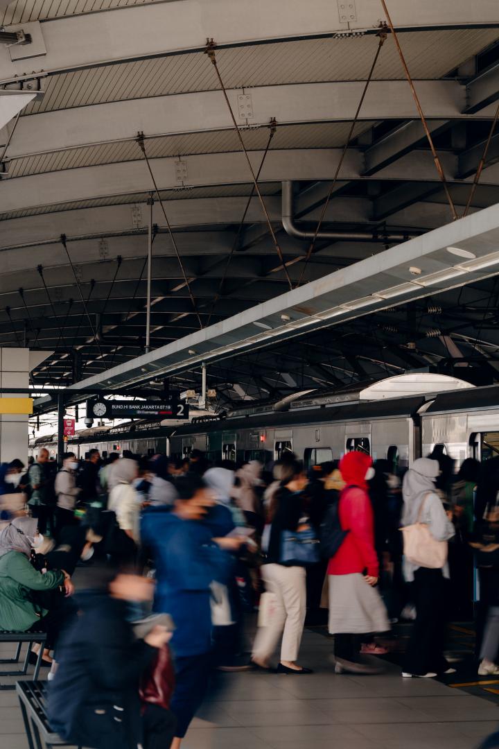 pelanggan di peron LBB